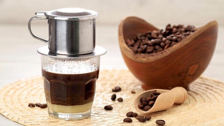 C&agrave; ph&ecirc; pha phin truyền thống nhỏ giọt b&ecirc;n ly đ&aacute; m&aacute;t lạnh