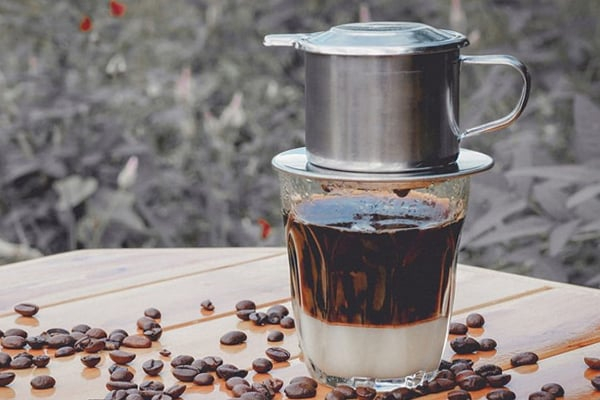Ly c&agrave; ph&ecirc; pha phin đậm vị mộc b&ecirc;n cạnh hạt c&agrave; ph&ecirc; robusta rang ch&iacute;n