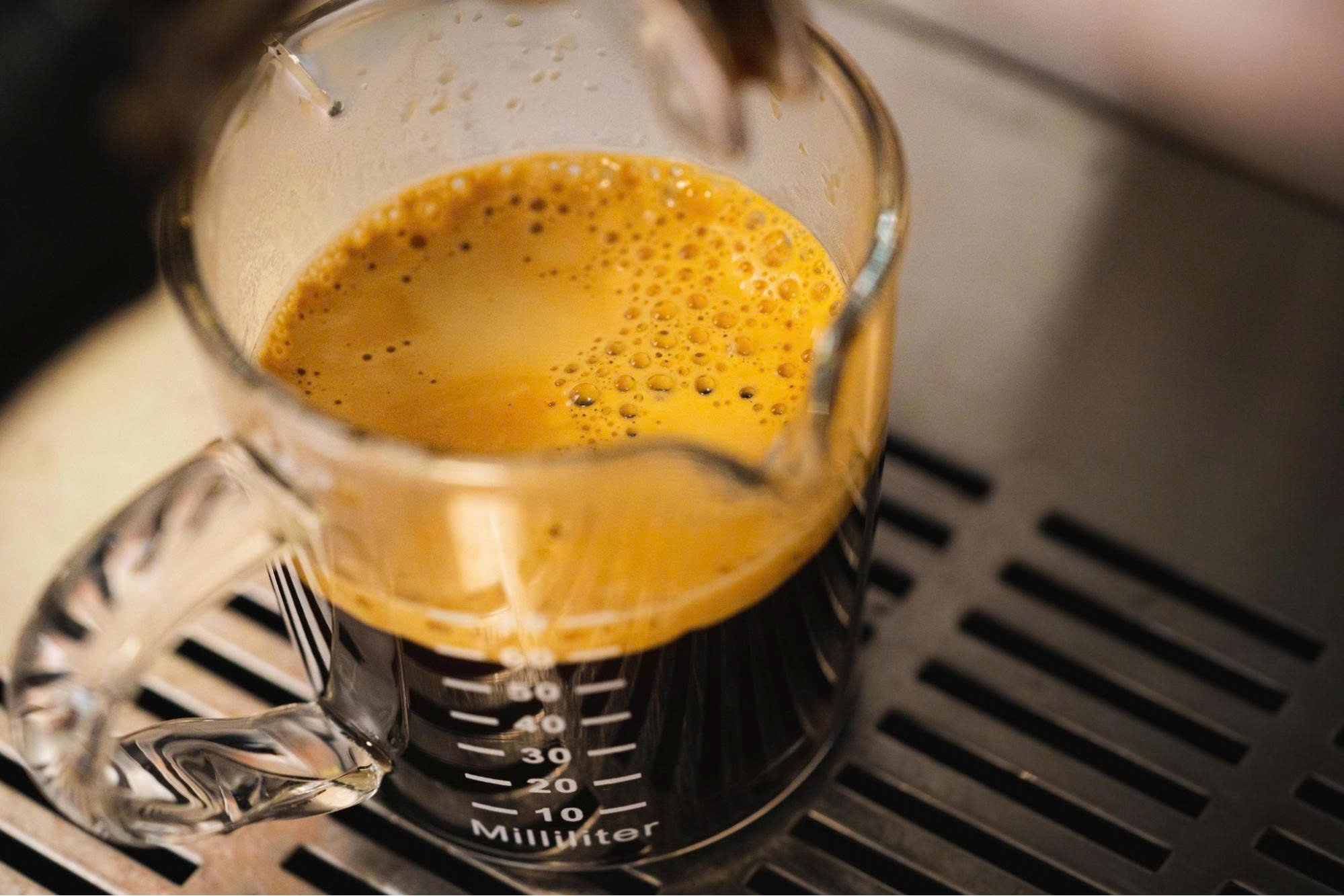 Vì sao cà phê rang mới tạo nhiều crema hơn?