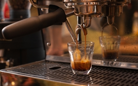 Cà Phê Pha Máy (Espresso) Là Gì? Top 5 Món Cà Phê Pha Máy Quán Nào Cũng Nên Có